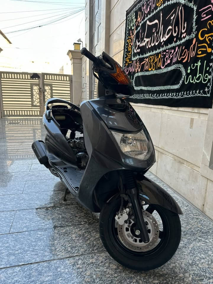 للبيع ياماها سكنس 110 ياباني أصلي 

دراجة مكفوله مكينتهاا برغي مامفتوح منها 
مداريها وخير من الله دراجة عمليه جداً
اخذها الحسن فيتر بالعراق افحصها
مكاني بغداد المدينه 
السعرر خاص 
الهاتف *********** 
حته GPS بيها
