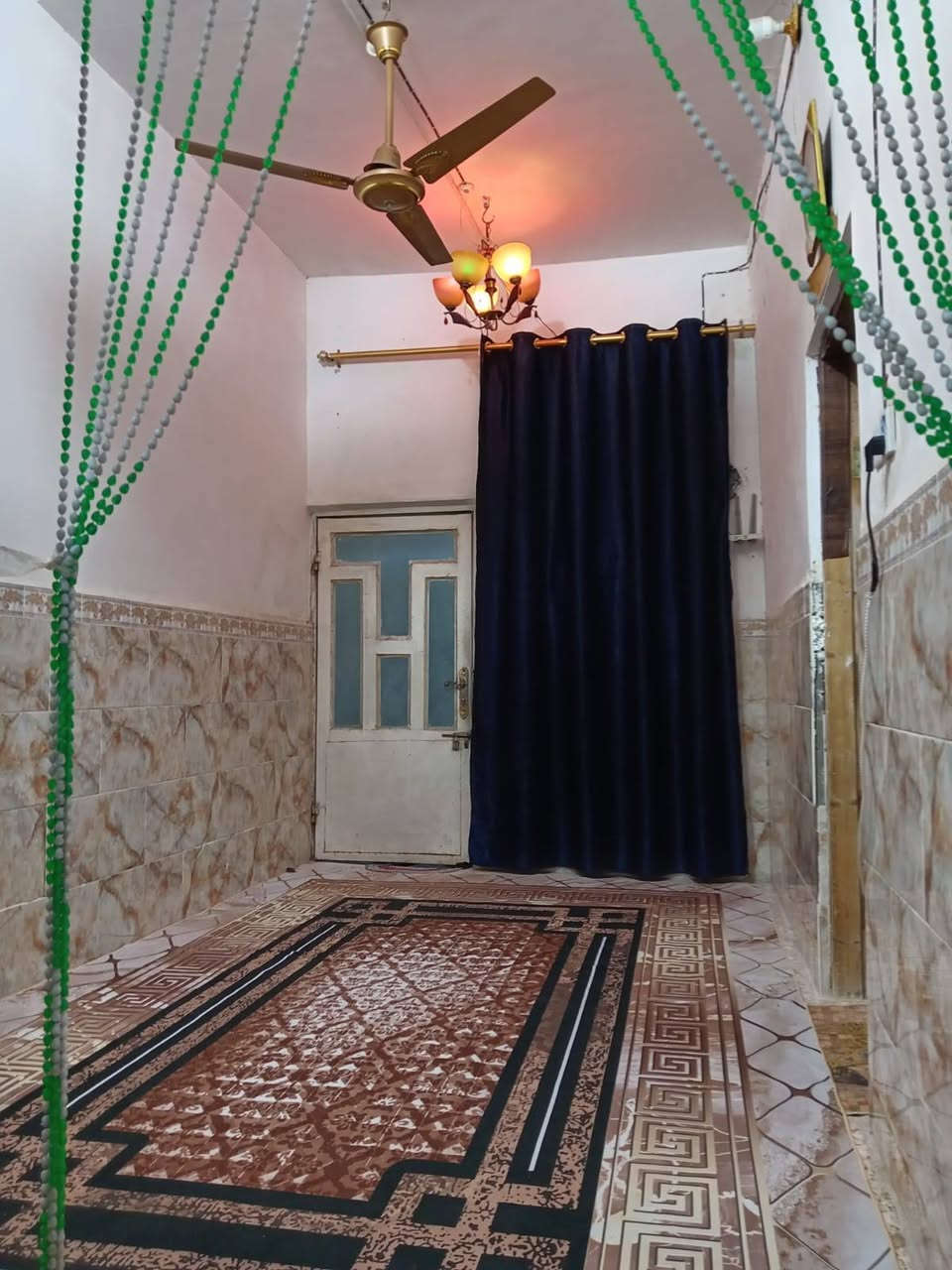 سلام عليكم بيت لبيع مساحه 100 متر بنا طابوك غرفه صاله وستقبال وكراج ومطبخ   وحمامات تشاريف لبيت كله سيراميك وكاشي وسكف فرشي شارع ليمام رضا يم لمولد  سعر 35 وبي مجال ومراوس بكبر ***********
