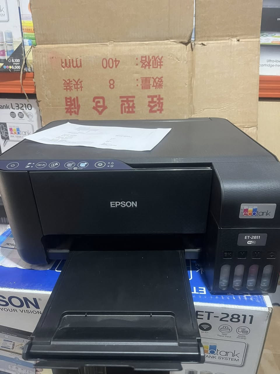 السلام عليكم طابعه ايبسون 2811 او 3250 لوك عدادها 384ورقه فقط الطابعه كامله الملحقات بلكارتون لوك حتى قرص التعريف واير التشغيل  الطابعه تسحب صور من الموبايل الطابعه سعرها 160 الف عنوان موصل ***********
