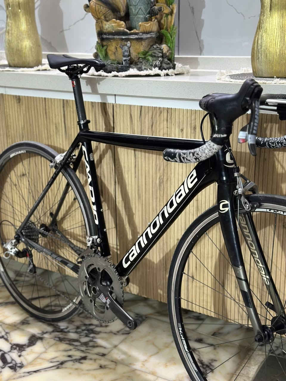 السلام عليكم الغوالي
متاح دراجة كانونديل كاد cannondale caad 10

وزن الدراجة 7.7kgفقط🫣❤️‍🔥
قياس الفريم ميديم ارتفاع 52 طول 54 
سستم الدراجة ليبل واحد من النوادر سرام ريد Sram Red فوول كاربون 2*10
البدالات كاربون 
الصينية كاربون (53/39)سن
العقرب كاربون  
الستيرن كاربون متصل 
بوري السرج Kocevlo كاربون 
السرج كذالك Kocevlo كاربون 
حلقات الركبة كاربون 
قاعدة عداد كاربون 

الويالة جاينت P-R2 حديثات بولبرن 
تايرات (22-23*700)

سعر الدراجة: 765 الف وبيها مجال  
للاستفسار *********** او مراسلة الصفحة 
يتوفر توصيل لجميع المحافظات
