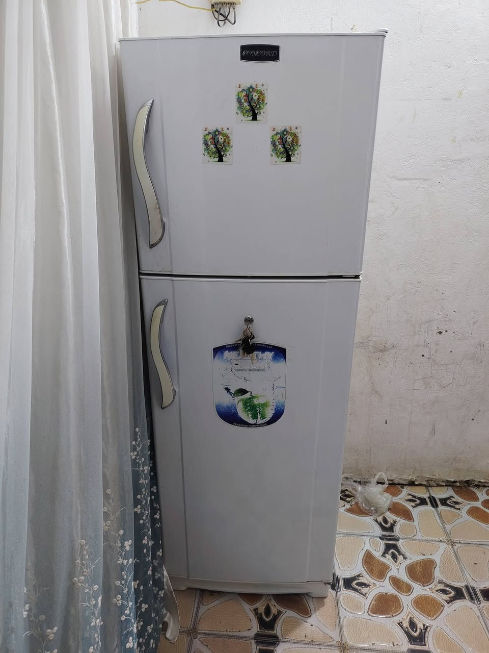 السلام عليكم ثلاجه للبيع نظيفه قدم 18 سعر 200  $***********
