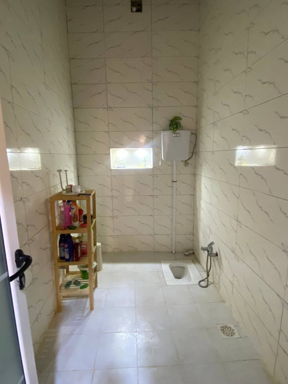 بيت زراعي بالاسديناويه السايدين مقابل مدرسة بغداد بكاع ال عبود 200متر طابقين مشمول الطابق الاول حمام خارجي استقبال مطبخ حار وبارد صاله غرفتين منور حمام داخلي مدخل البيت بناء درجه اولى الطابق الثاني غرفتين كبار وصاله وصحيات علمآ الصحيات فقط عوزهن سيراميك سعره 135وبي مجال بسيط ***********
