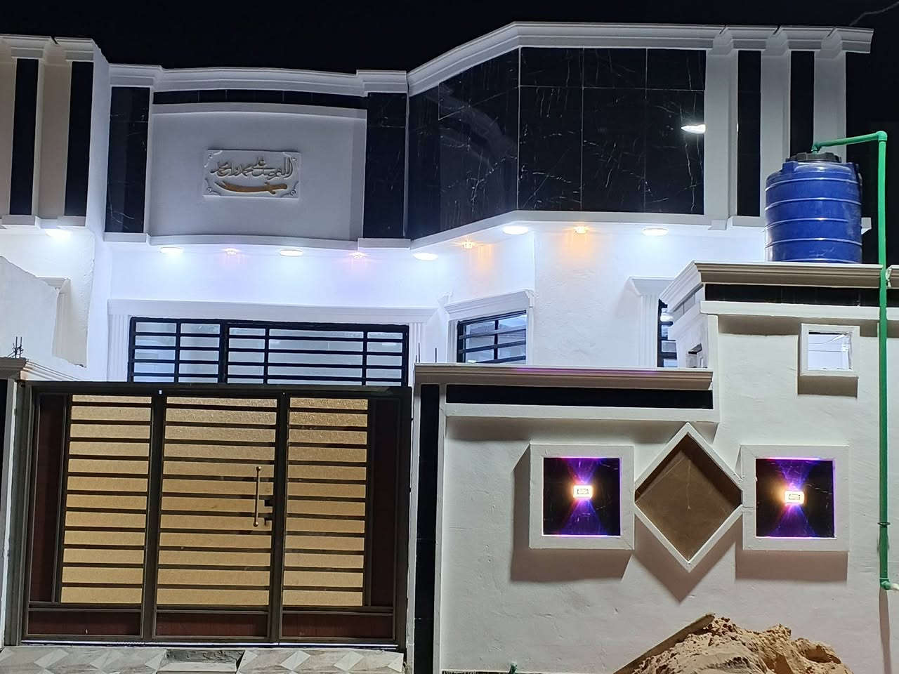 سلام عليكم يوجد بيت 150 متر المكان طريق  سيد حامد مقابيل مدينه الاندلس يحتوي البيت على غرفتين وصاله وديوان ومطبخ ومنور وصحيات داخليه وخارجيه بيت بناء حديث صار يومين من كمل البيت السعر 83 قابل للتفاوض . للاتصال ***********
