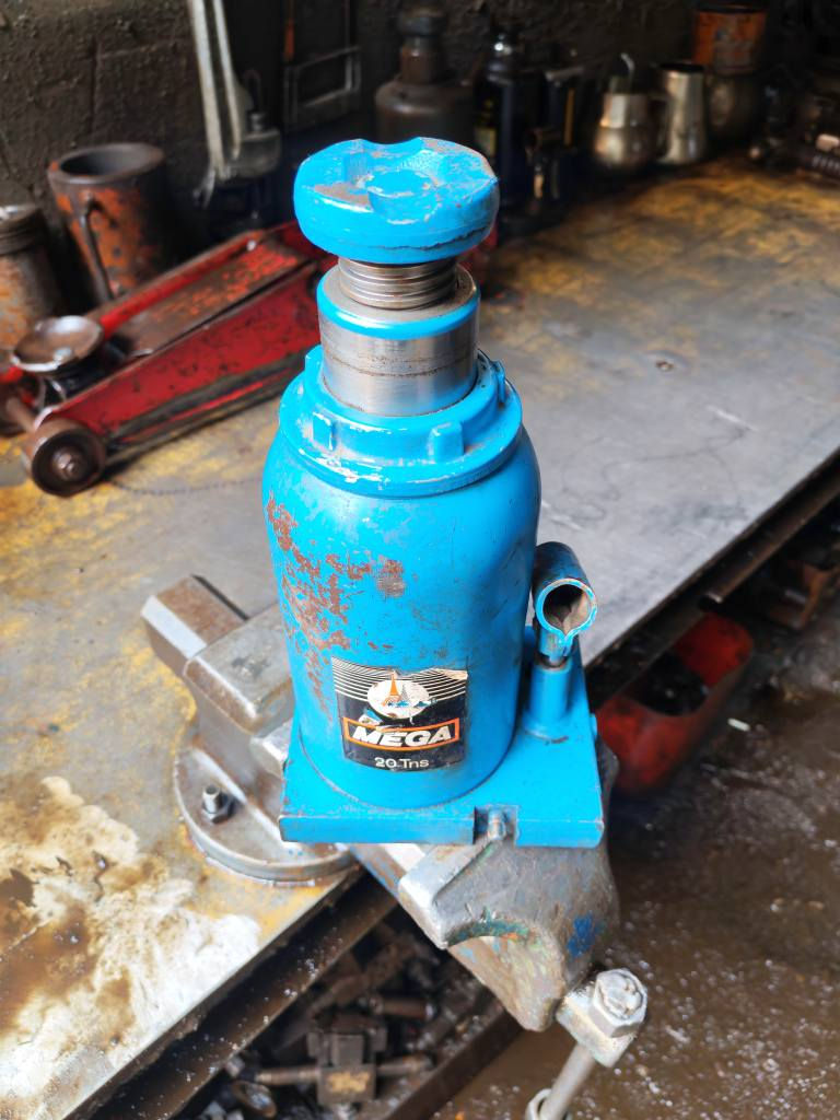 جك يدوي  ميكه اسباني اصلي من 20 طن الى 30 طن مع ضمان  صيانه الجك جديد وضع شركه  العنوان باب الشيخ خلف كراج النهضه *********** بغداد, العراق
