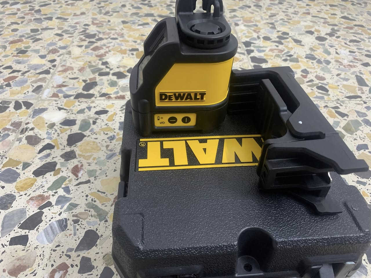 للبيع
لفل ليزر 🔴احمر
ديوالت مستعمل جدا قليل 
كامل ملحقات 
نظافه 99  ٠/٠
السعر ١٢٠ الف 
بغداد  
واتساب ***********
