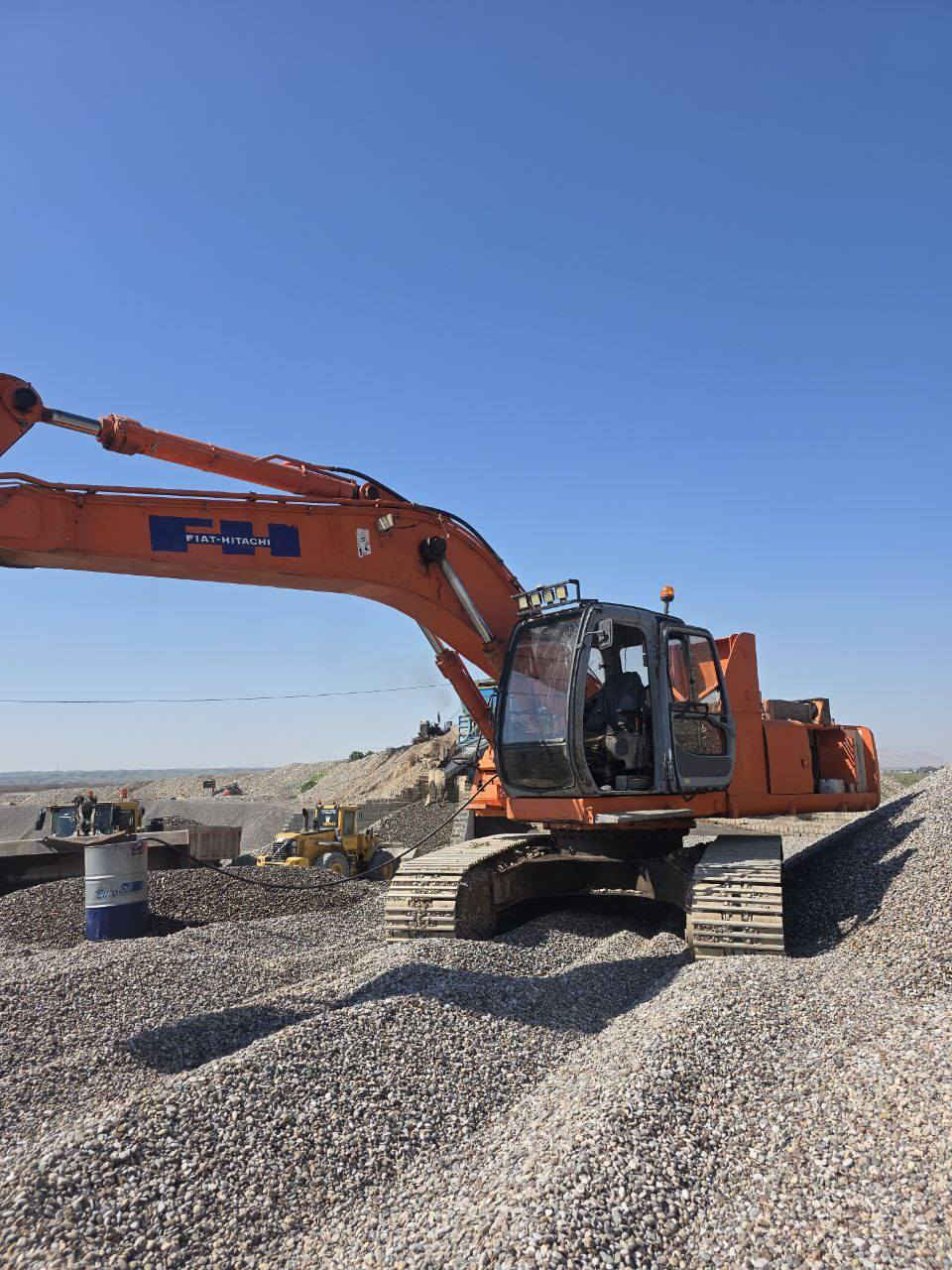 فيات هيتاشي 350 موديل 2002 رقم اربيل سنوية جديدة ***********
