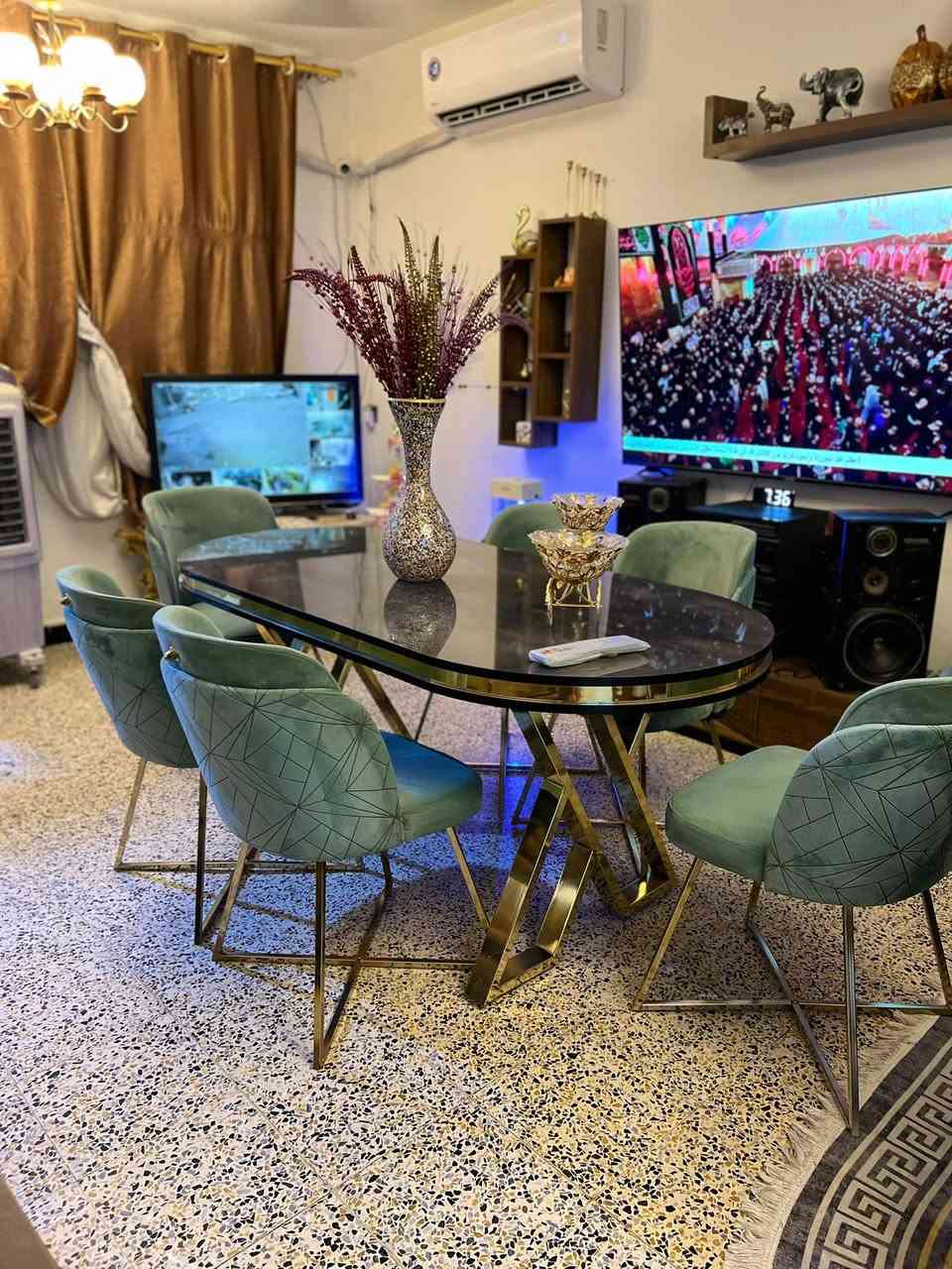 ميز طعام 370 شبه جديد تواصل ***********
