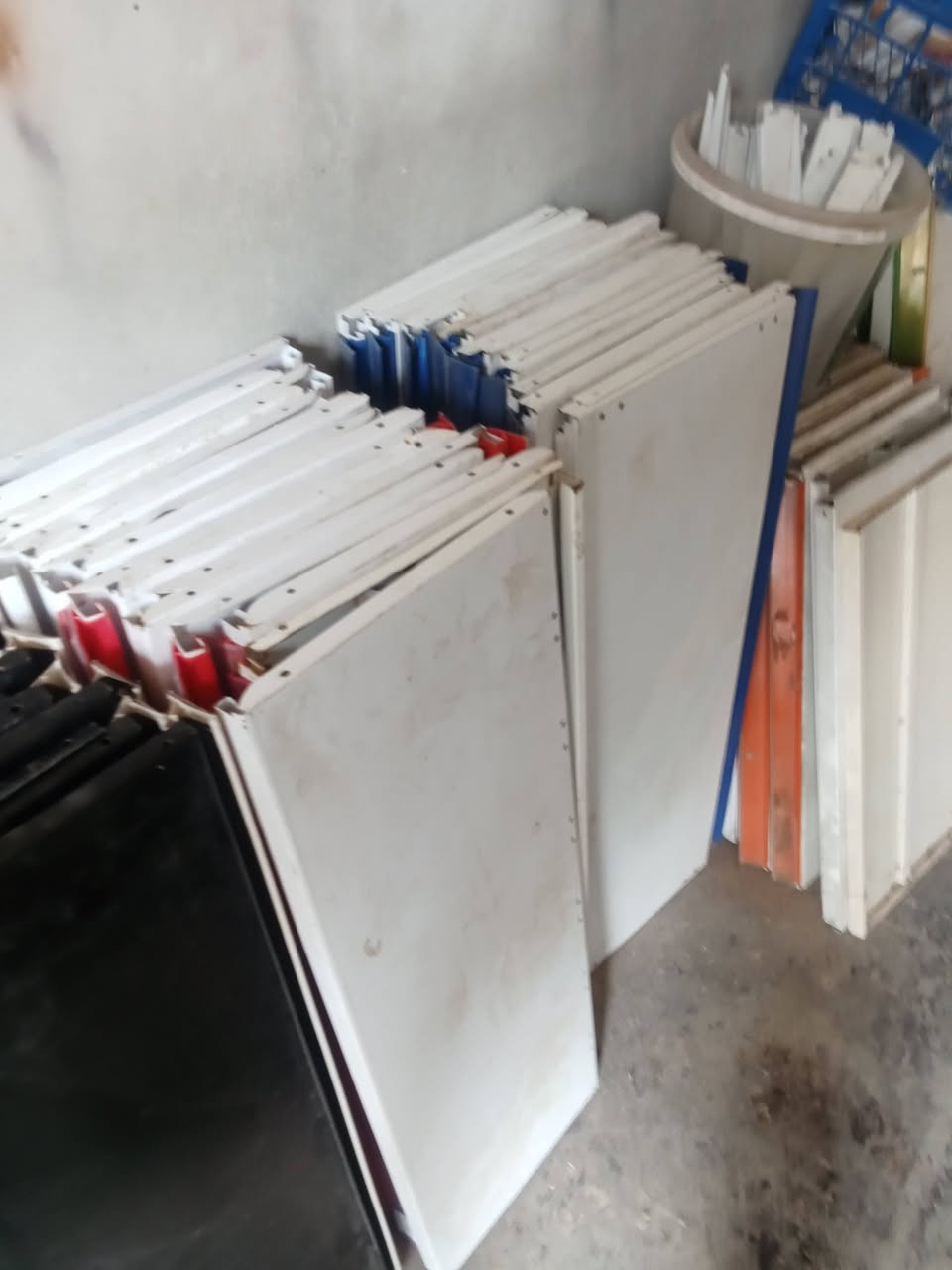 رف مستعمل 9 متر اسود مع 8 متر ابيض  ورف وسطي 4 متر مكاني كركوك للاتصال ***********
