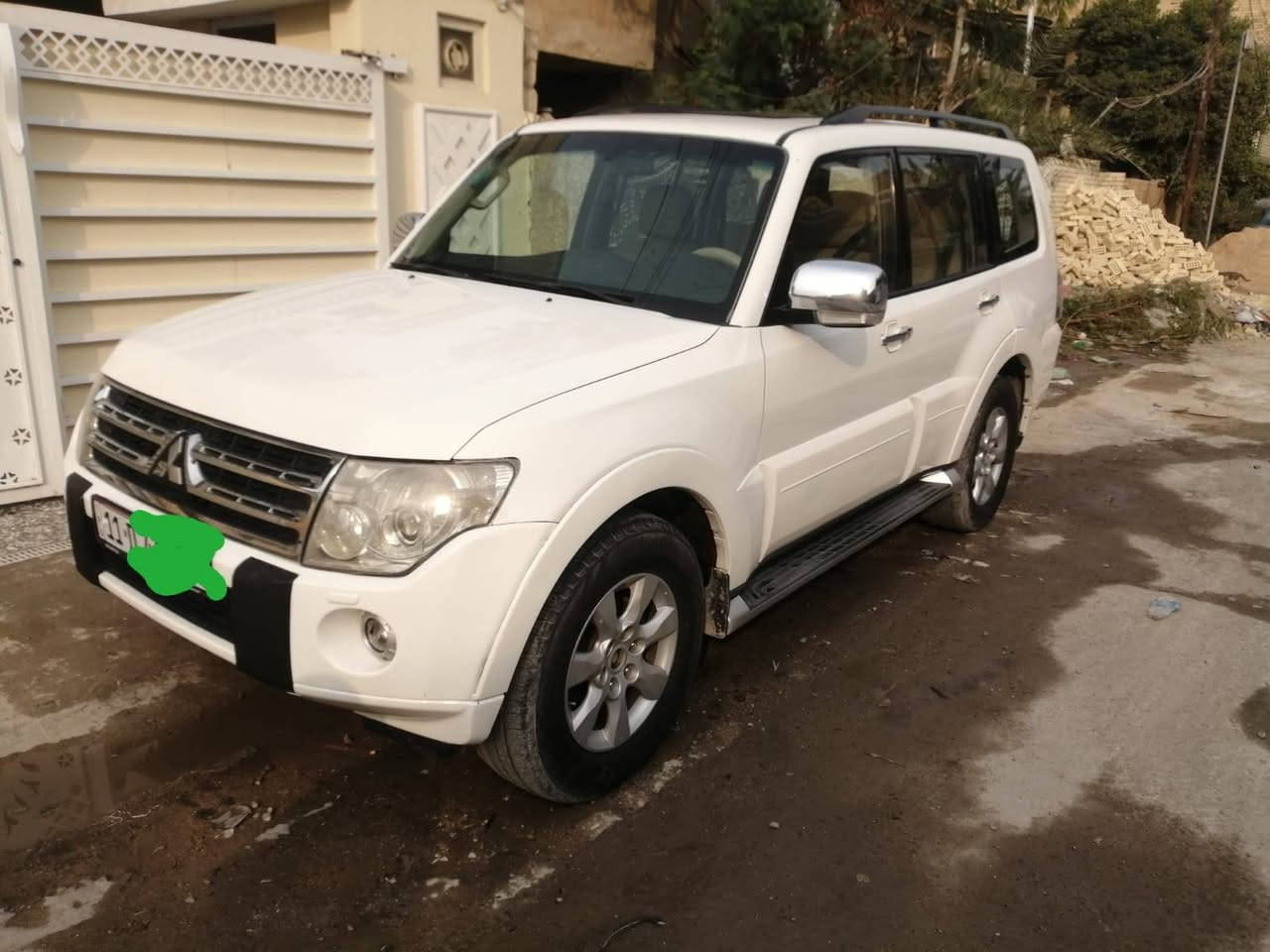 ابيض غير محدد
أرقام بغداد
فتحة
 حساسات جانبي وخلفي
إشارة ترحيب
محرك ٣٥٠٠
فور ويل
مري شفط
لايتات متحركة وضبابي
دوشمة ودواخل جديدة
تحكم
محدد سرعة
صدر جديد
صبغ جاملغات امامية
سونر موجود جديد
حبتور
٧ راكب رقم جديد
هزة جديدة
مكانهه بغداد الغزالية 
الاتصال ***********
موديل 2010
السعر 127 وبيهه مجال
