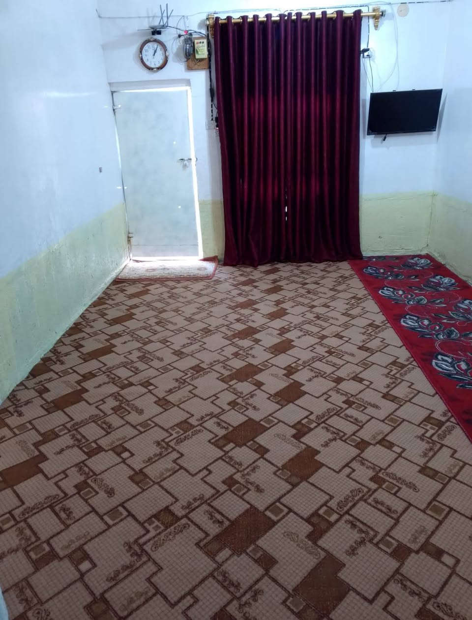 #منزل للبيع
شارع ابو الماش ..منطقة گصيبه 
المساحه 300 متر يحتوي على 2 غرف  صاله ديوانيه مطبخ 
#كافة الخدمات موجوده ماء أساله كهرباء يبعد عن الشارع 75 متر التواصل خاص أو اتصال # ***********
