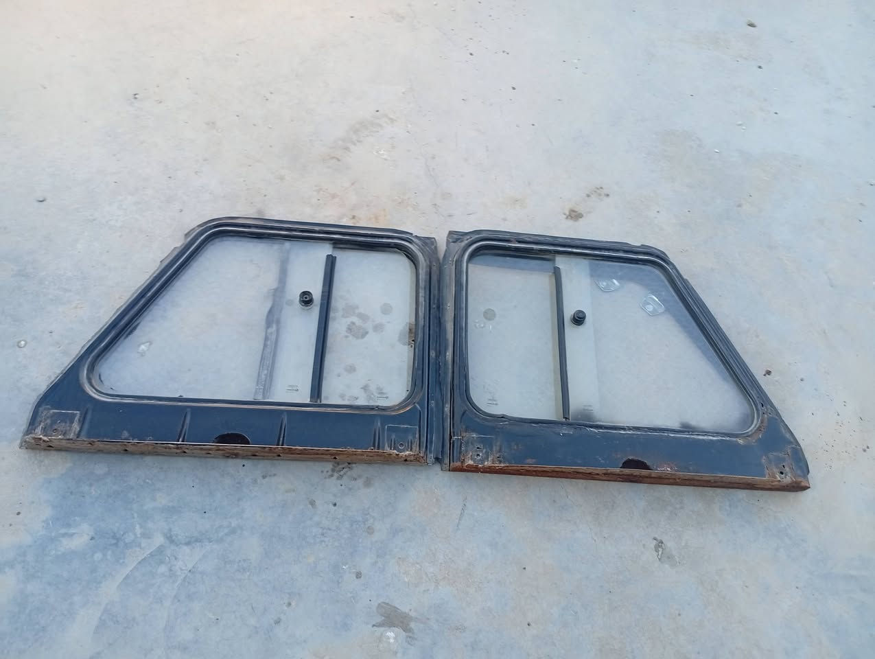 السلام عليكم اخوان هذني براويز للبيع 
السعر ب ٢٥٠ قفل 

الستفسار علة هاذة 
الرقم ***********
