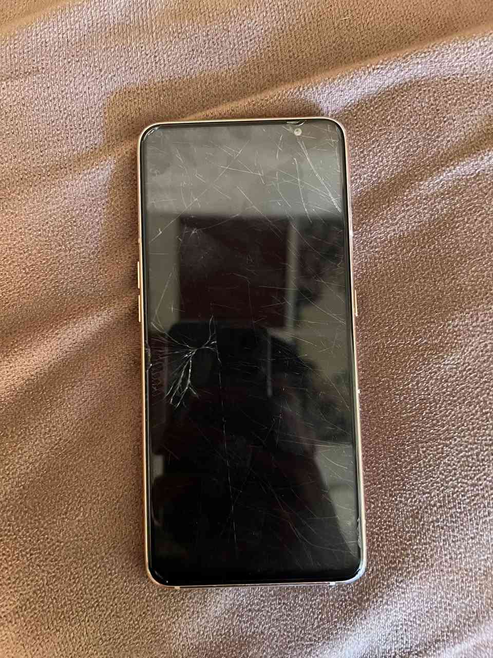 يا الله
السلام عليكم 
جهاز سامسونج  A80
ذاكرة ١٢٨
بطارية عملاقة ٣٧٠٠
الجهاز ايخبل 
الجهاز ما مفتوح ابد 
بي فطور بسيطة بل شاشة و بل ضهر 
يعني جهاز مال جناية 
ول سبليت مال السلفي واكف يتصلح اب ١٥الف 
سعر الجهاز ٩٥الف و بي مجال قليل 
عنواني الرمادي 
رقم ***********
