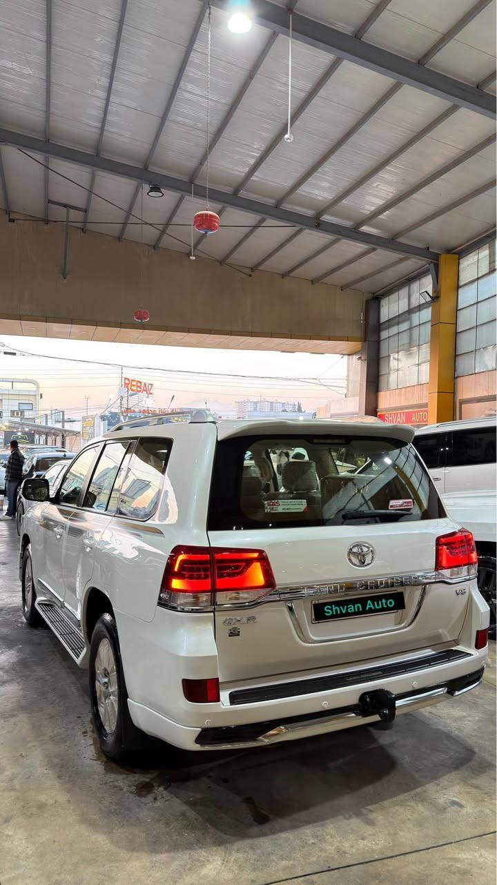 Toyota Land Cruiser ‎🙏🏻بسم الله الرحمن الرحيم
—————————————————————————
‎تویتا لاندکروز 2016 - GX.R - V8 
‎كير و محريك شرط واحد بورغى مامفتوح 👍 ماشى (95000الف)km
‎بريمي🔶
‎‏‎ مكفولة كفالة عامة من الدعامية إلى الدعامية 🔶
‎‏‎‏‎بدون بارد  ،بدون رصعات ،بدون حتى شخط
‎‏‎رمل مابي ،بقية كلها بشرط
—————————————————————————
‎🔶 مواصفات فول
‎شاشة كبير+ لمس +حاسة +
‎+كاميرات+ فتحة سقف 
‎كشن جلد كشن كاراباي +شحن موبایل  +8 اريباك+ تبريد مركزية
‎بصمة تشغيل عن بعد +سلاجة +ليد زينون +
‎تحكمات ستيرن +دبل فوليوم +فورويل +هوك+
—————————————————————————
‎تخم تاير دنلوب الاصلي 🔶
‎محرك كير بشرط مامفتوح 🔶
‎سيارة حيل نظيفة كلشي عل بلاد لوك
‎سنوية زنكة كلشي جديد مدفوع لـ2029
‎باسمي السنوية بشرط تحويل و خرامة 
‎سيارة مابيـها دينار مصرف كامل من كل نواحي
‎رقم شيمالي 
‎نفس يوم /تحويل و وكالة حاظر 
‎مكان /داخل سليماني معرض شڤان معارض تحويل🌇
‎🔸سعر (480)$
‎ - موبايل📲//*********** - ***********
‎واتساب موجود السليمانية, العراق
