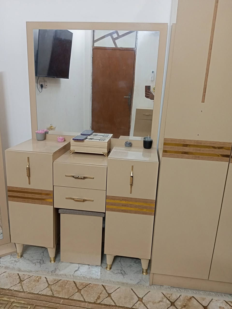 السلام عليكم ( للبيع ) غرفة نوم تركي 
( 11 قطعة )
1 - جرباية 
 ملحقات الجرباية اليمنى 2 وليسره 3
4 - ميز ابلازمة 
5 - ميز تواليت 
6 - كومدي 
7 - طابورية 
8 - كنتور 6 بيبان
9 - ملحق كنتور منفصل 2 باب  
10 - امراية عمودية 
11 - شازلون 

نضيفة كلش مصارلة سنة 

ودوشك وياه نضيف السبرنك الطبي 

السعر مع الدوشك ( 850 الف ) 

العنوان : بغداد الغزالية الهياكل شارع 60
رقم الهاتف : ***********
