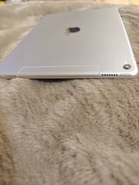 يا الله  ايباد برو 9.7 موديل 2017  ذاكرة 32 نسبة البطاريه 94 سيم كارت ...