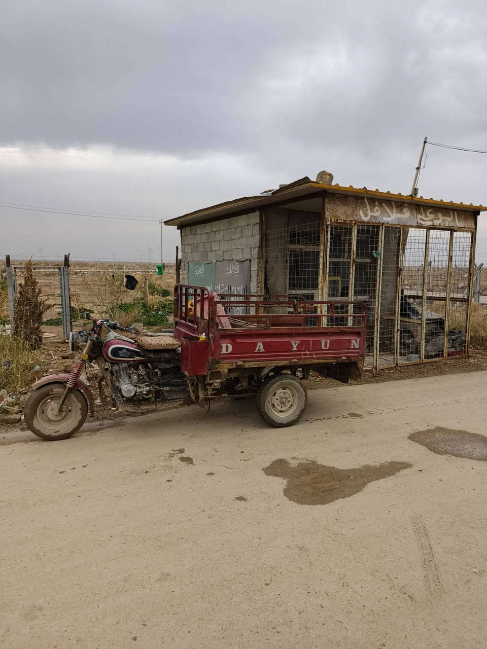 سلام عليكم بيت للبيع مكان مجمع الخمستالاف بي ستقبال.غرف نوم ثنين عكاده.مطبخ.ترك.صاله.حوش جبير. محل.وكاع من ضمن البيت رقم***********
