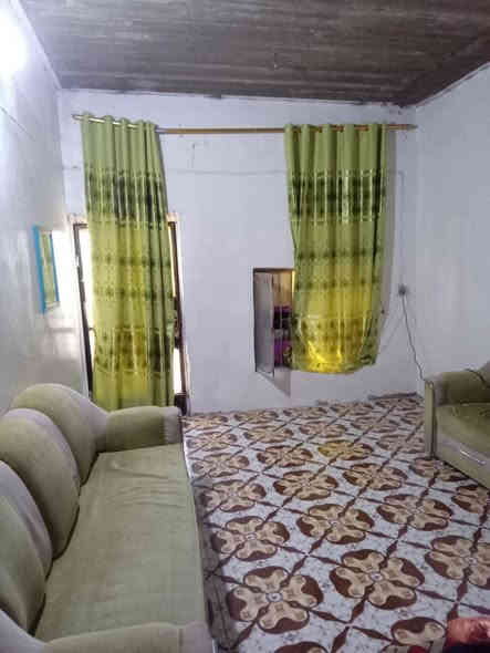 بيت بسيط ومناسب لذوي الدخل المحدود، فرصتك الذهبية للتملك بدل الإيجار وبداية حياة مستقرة إلك ولعائلتك وبسعر مناسب وفي متناول اليد.

🏠 بيت للبيع – طابق واحد
📐 المساحة: 100 متر
📍 الموقع: كاطون الرازي – شارع الحولي – نهاية شارع المدارس

تفاصيل البيت:
▪️ استقبال
▪️ صالة
▪️ مطبخ
▪️ غرفة نوم
▪️ صحيات

المواصفات:
✔️ سقف مسلح (صبب)
✔️ أرضية سيراميك
✔️ أبواب وشبابيك كاملة

ملاحظة مهمة:
البيت تجاوز لكنه مشمول بالطابو وعليه معاملة، والمنطقة بالكامل تجاوز، يعني وضعه مثل باقي الدور المجاورة.

💰 السعر المطلوب: 30 مليون
📦 يشمل البيت مع جميع محتوياته وأغراضه بالكامل

💬 السعر قابل للتفاوض الجدي

📞 للاستفسار والتواصل:
***********

✨ الفرصة ما تتكرر، إذا ناوي تملك بيت وتستقر وتخلص من الإيجار، هذا الخيار الأنسب إلك—تواصل ويانا قبل ما ينباع.
