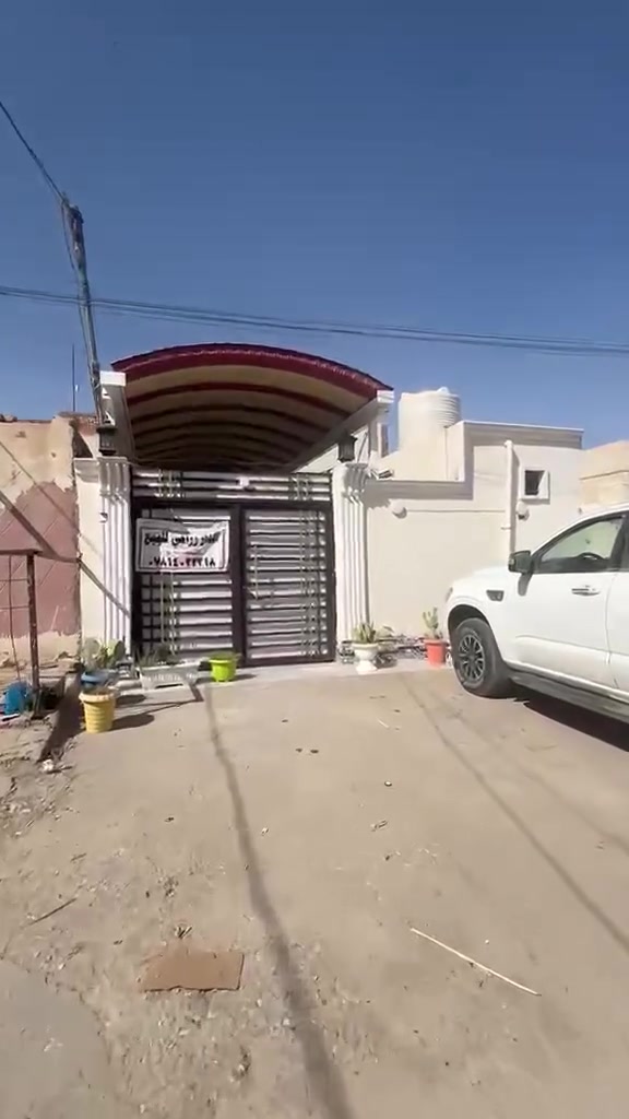 السلام عليكم بيت زراعي في منطقه الاسكان الصناعي بشارع البو فياض تلكه صيدليه الوتين يمه فرع ترابي تدخل بي نهايته عله ايدك اليسره راح تصعد تبليط احنه عاشر بيت عل شارع مساحه البيت ١٨٠متر نزالهه ٢٠واجهته٨اله ربع يتكون البيت من مجتمع صحي داخلي وخارجي وطارمه وديوانيه وصاله وغرفتين نوم ومطبخ للستفسار عن البيت/***********
