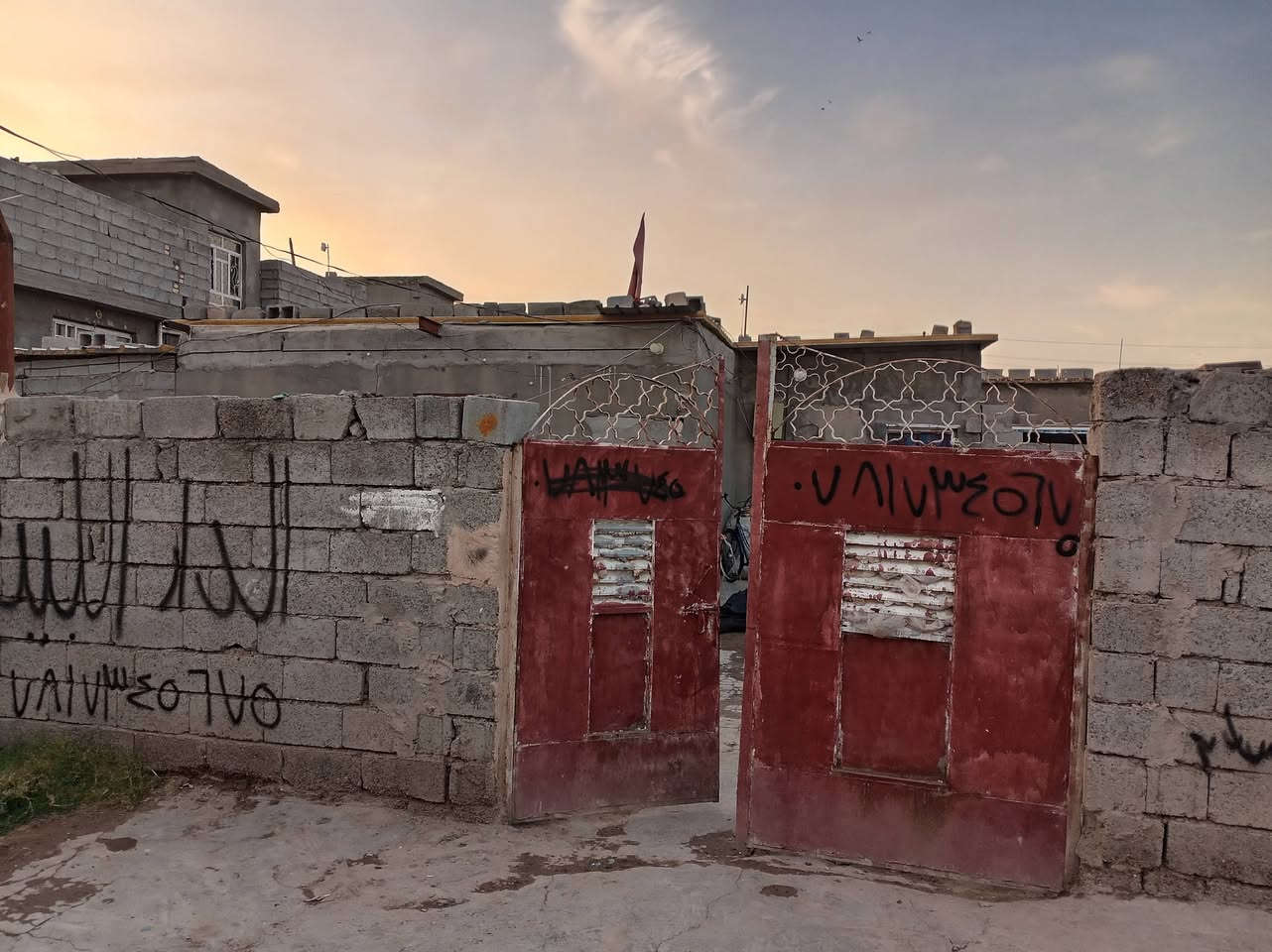 سلام عليكم بيت البيع مكان حي سكينه  مساحه 200  يحتوي عل غرفتين  وهول ومطبخ داخلي وخرجي  سقف سندويج  لاستفساره عل رقم ***********
