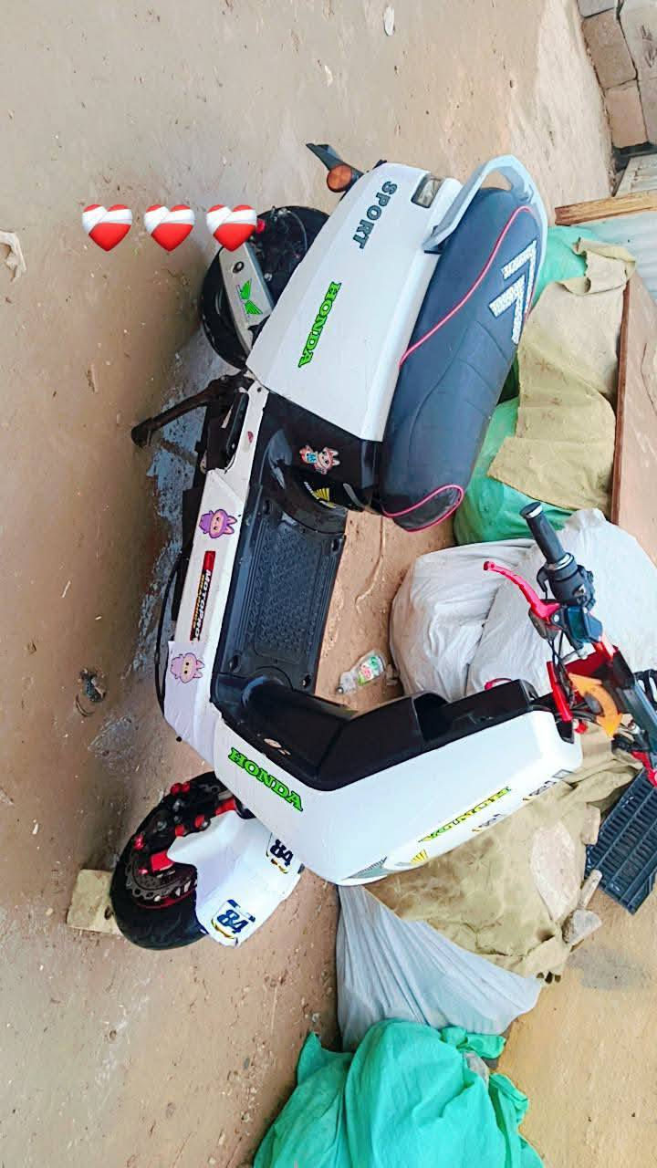 دراجه شحن نوع هوندا 
ست بطاريات 
تزويد ستيرن + فجوج بريك امامي+ خلفي + نقص هورن واشاير 
بغداد الزعفرانية ***********
السعر 500 بيها مجال للشراي
