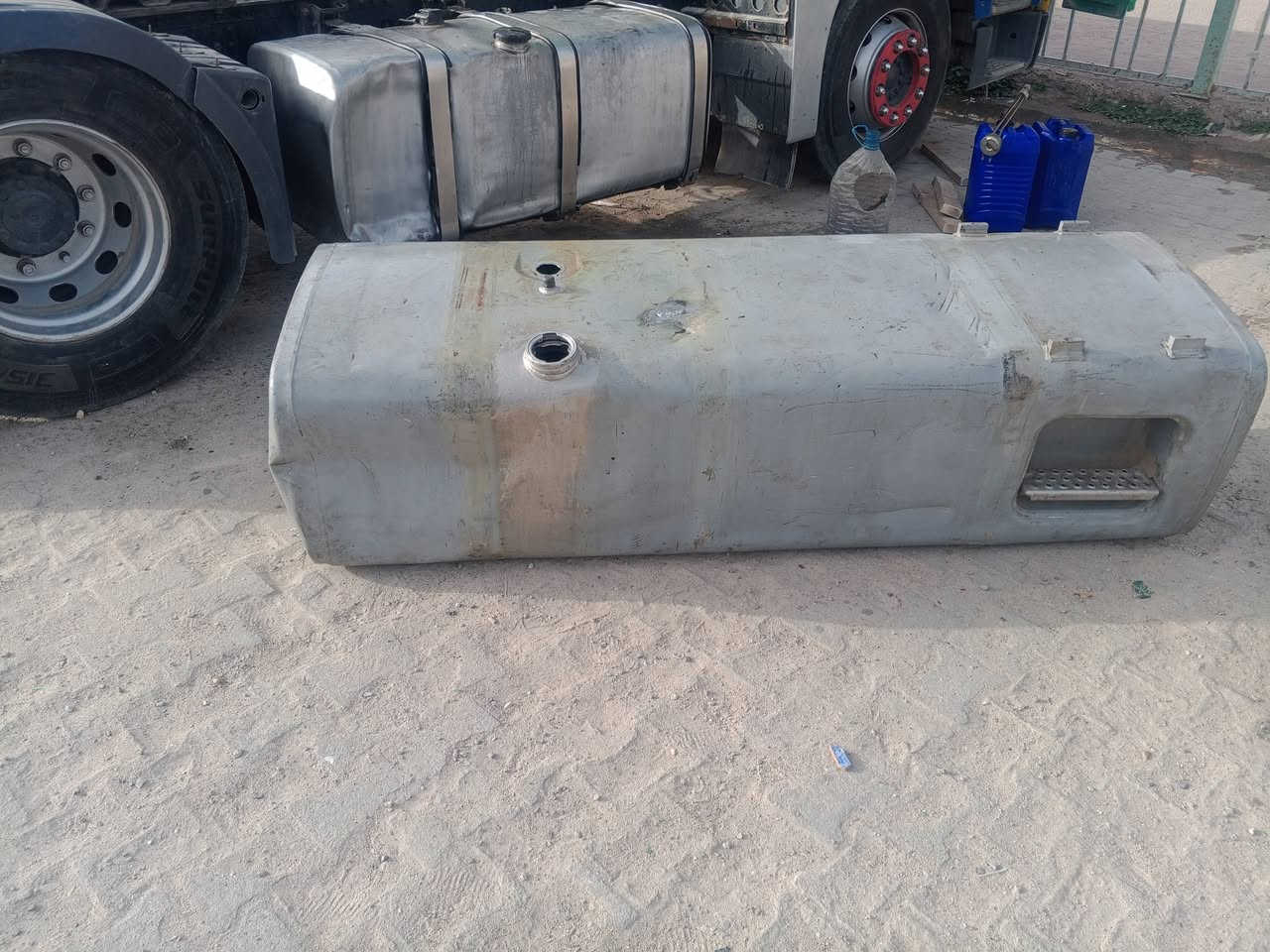 تانكي گاز كبير مال مان للبيع بدون قواعد كما موضح بالصورة السعر 3ورقات إذا مراوس بتانكي زغير مال مان للاستفسار ***********
