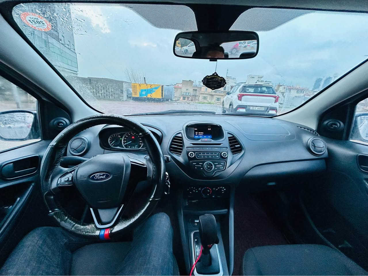 فۆرد فیگۆ ٢٠١٨ 
٤ بستۆن خلیجی مەکینە گەورە ١٦ ی مرغوب (147) هەزار کم حەقیقی ڕۆشتووە.
 دوو سویچی شەریکەی لەگەڵە.
 فوول مواسفات ABS و تراکشن و جامی کارەبا و شاشە و بلوتوز و ئۆکس و usb و سووکان ڤۆلیۆم و لایت کارەبای بەرز و نزم ئەکات و س

٣ پارچەی بۆیاخە کەمێک وردە تەرزەی هەیە
تەبریدی سارد و گەرمی لەسەر سویچ مەزبوت
 
سەنەوی و ژێنگەو ڕێگەوبانی تا ٢٠٣١ تازەیە، بە ناوی خۆمەوە پلێتی باریکە.
بەشەرتی گێڕ و مەکینە( ئەم مۆدیلە تەپەی گێڕی نیە)
هیچ مەسرەفێکی تیا نیە، تەحویل و غەرامە بەشەرت

سعر ٨٧ وەرەقە.
0771 016 4549 السليمانية, العراق
