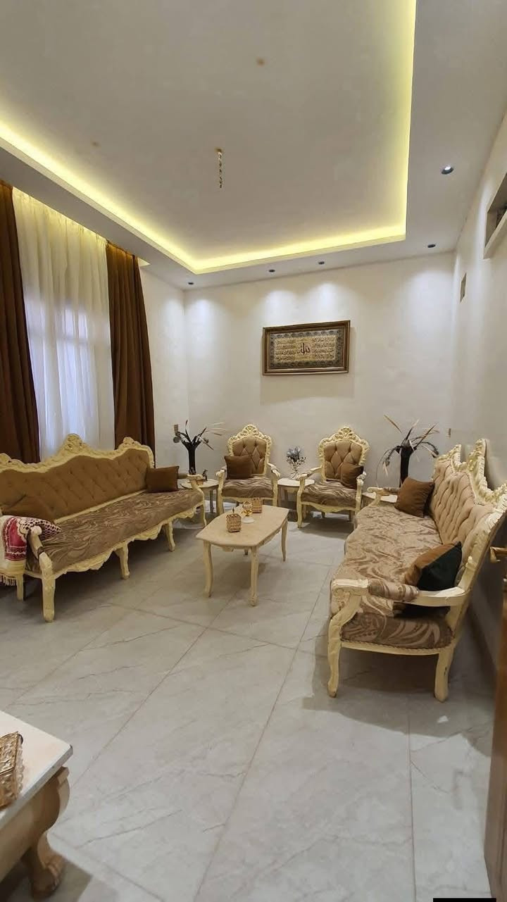 🏡 دار للبيع – فرصة مميزة
دار للبيع في بداية مزارع زبونه، مقابل حي الفلاح الثانية
📍 المدخل المقابل لمحطة تعبئة المنهل.
🔹 مساحة الدار: 176 متر
🔹 الوضع: ركن، طابق ونصف، بناء حديث
🔹 واجهة الدار: 12 متر
🔹 الاتجاه: شروق تام + شمال
🔹 الخدمات: ماء، كهرباء، تبليط كامل
📄 السند:
سند بستان زراعي نموذج (25)
معاملة البلدية مسلّمة ويوجد كرت بلدية.
🧱 تفاصيل البناء:
الطابق الأول:
كراج 🚗
استقبال
هول داخلي
غرف نوم عدد (2)
مطبخ
صحيات
مناور إنارة
الطابق الثاني:
هول موزّع
غرف نوم عدد (2)
سطح ناصي وعالي
 للاستفسار الاتصال على:📞
📞***********
📞***********
📍 أو زيارة موقع المكتب الكائن في:
حي السماح - سايدين الاركان مجاور جامع طه
