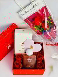 بوكس هدايا • عطر مسك • ورود حمراء