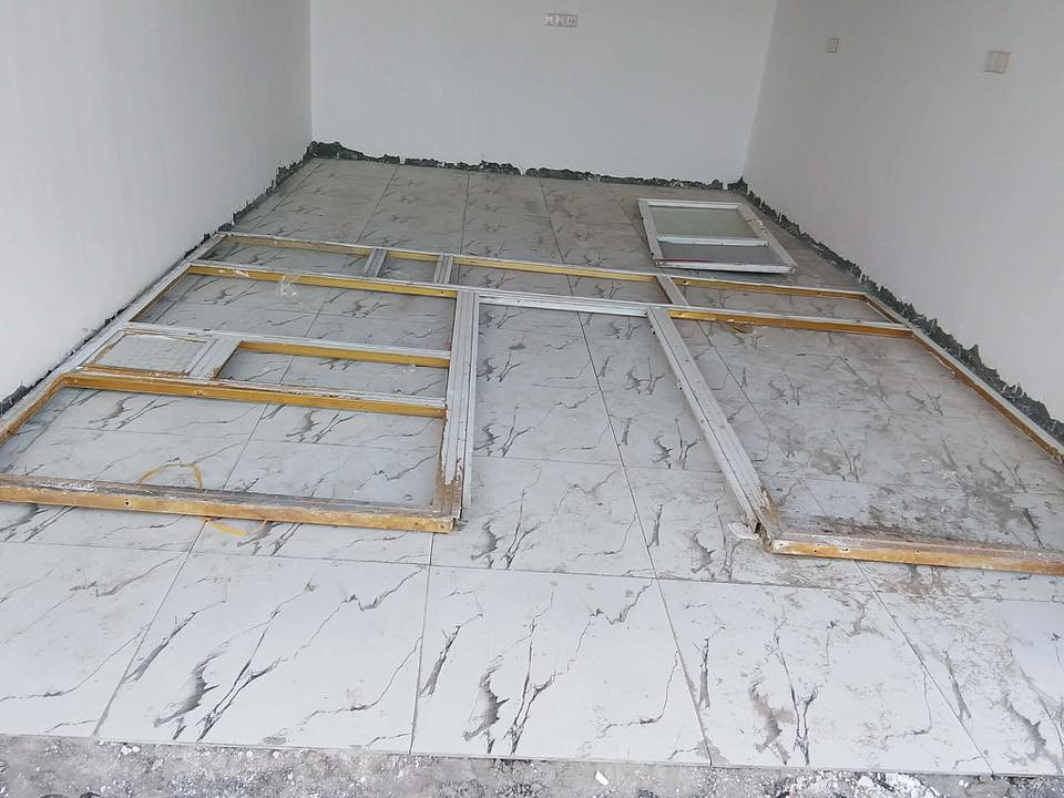 باب كامل مع القواطع الجام  باب الي بنص موجود جام موجود كله *********** عرض 3 و60 وارتفاع 2و60
