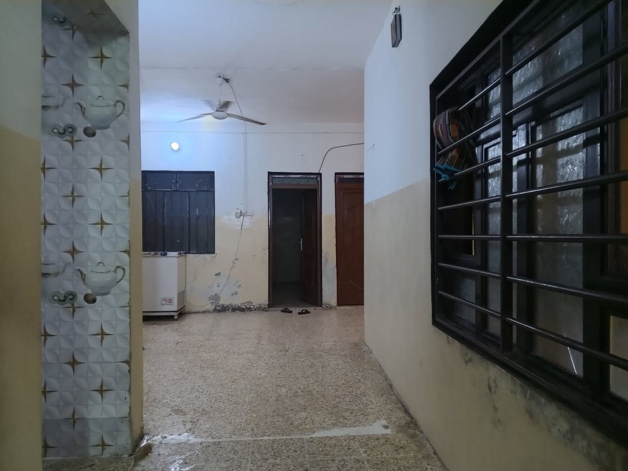 بيت  للبيع – مساحة راقية وتصميم عائلي متكامل! ✨
​🏠 المساحة: 150 متر مربع
📍 الموقع: [الموصل.المنصور.مقابل جامع الحق]
​🔻 تفاصيل البيت:
​الطابق الأرضي:
​استقبال واسع للاستضافة.
​غرفتان نوم بمساحات ممتازة.
​هول (صالة) داخلي واسع.
​حمامات ومغاسل متكاملة.
​الطابق الثاني:
​4 غرف نوم واسعة (حجم  غرفة 4×4 ).
​هول (صالة) داخلي.
​حمامات ومغاسل متكاملة.
​💎 مميزات البيت 
​الطابق الثاني:
​4 غرف نوم واسعة (حجم كل غرفة 4×4 م²).
​هول (صالة) داخلي.
​حمامات ومغاسل متكاملة.
​💎 مميزات البيت:
​تقسيم ممتاز يستغل كامل المساحة.
​يناسب العوائل الكبيرة (6 غرف نوم إجمالاً).
​📞 للتواصل والاستفسار:
​رقم الهاتف / واتساب: ‏‪***********)
​السعر: [115.وبي مجال): عند الاتصال
