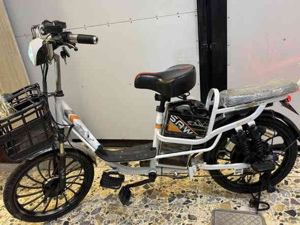 السلام عليكم باسكل حجم ١٤ للبيع مانقص اي شي كله شغال هورن لايت أربع نمر  بطاريات جدد وعلى فحص شرط سعره ١٥٠ ألف تجي وشوف نضافته عنوان رمادي تأميم قادسيه الأولى اتصال على رقم ***********
