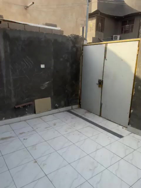 يتوفر لدينا بيت حديث مساحه 120م واقع حال زراعي طابوق كونكريت حديث متكون من غرفه واحده استقبال هول مطبخ حار بارد مناور صاله مناور طارمه صحيات داخليه خارجيه ستاره سطح جاهز موقع جيد مقابل عمارات الشموخ للبيع 
للاستفسار اكثر مكتب الياسري للعقار ت ***********
