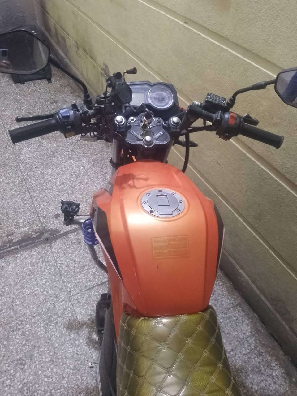 يا الله هيومه 23 سنويه ل28 نقص بيه الايت مكسور ول بك لايت ول باقي مابي شي سعر مليون ها***********
