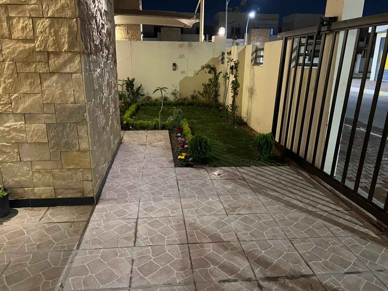 ‏السلام عليكم للبيع دار في مجمع بيتي السكني الزون الثاني  المساحة 260 متر ركن مطل على حديقة عامة ثلاث غرف نوم مطبخ و استقبال و هول داخلي و تشطيب جديد بالكامل غير مسكون للاستفسار الاتصال على الرقم التالي 
***********
***********
