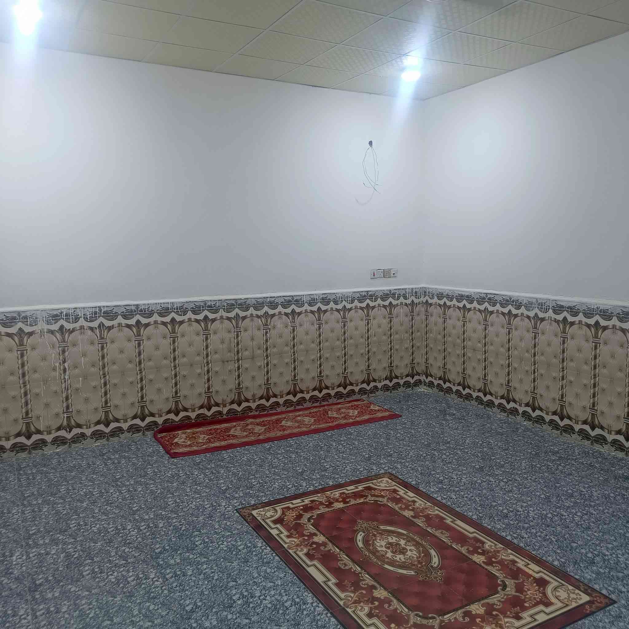 بيت للبيع المساحه 400 متر متكون غرفتين وهول وديوان وطارمه ومطبخ وكراج العنوان بصره كرمة علي السده الناصيه قرب ساحة التشابيه 
وباقي التفاصيل 
متوفر واتساب واتصال 
***********
