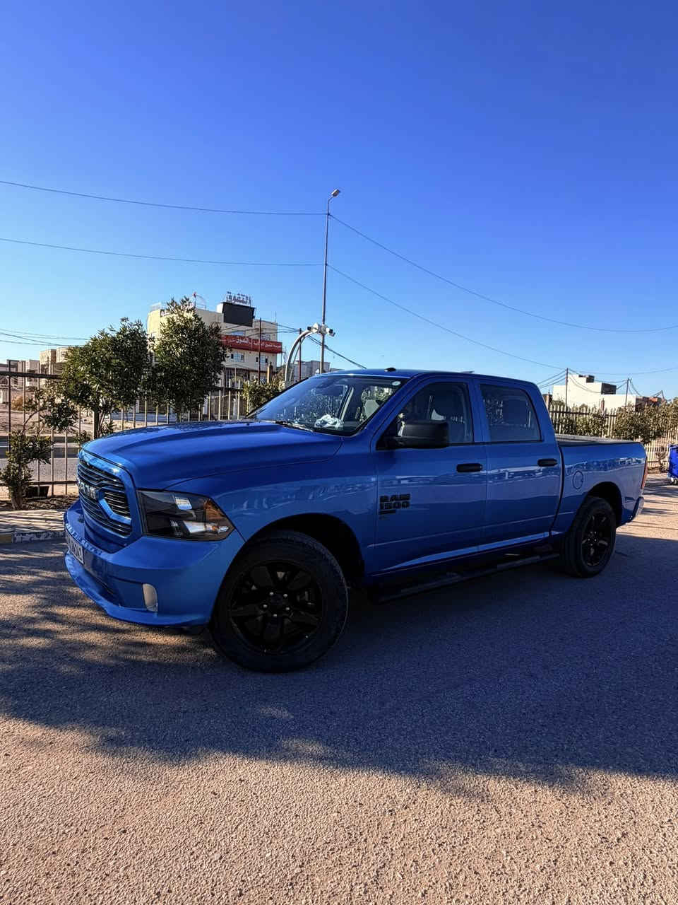 السلام عليكم
دوج رام كلاسك 2023 
رقم اربيل الجديد باسمي 
سيارة بيه جاملغ امامي عكس السايق تبديل 
بدون ايرباك 
فورويل 
محرك 3600
ماشية 54 الف كيلو 
للاستفسار الاتصال على الرقم 
***********
