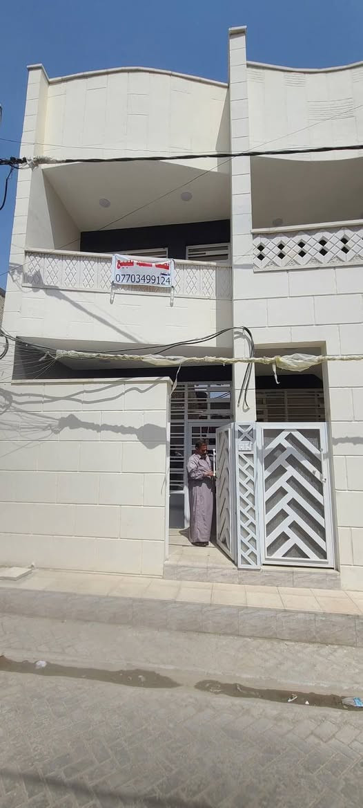 نصف قطعة للبيع شرك في الاولى قطاع ٦ مقابل البريد ثالث بيت عالشارع العام من جهة الداخل بناء ٢٠٢٥ زيرو غير مسكونة 
تحتوي على طرمة وصالة ومطبخ و ٤ غرف نوم وبالكون و ٤ حمامات للاستفسار *********** 
فيديو مرفق بي كل التفاصيل
