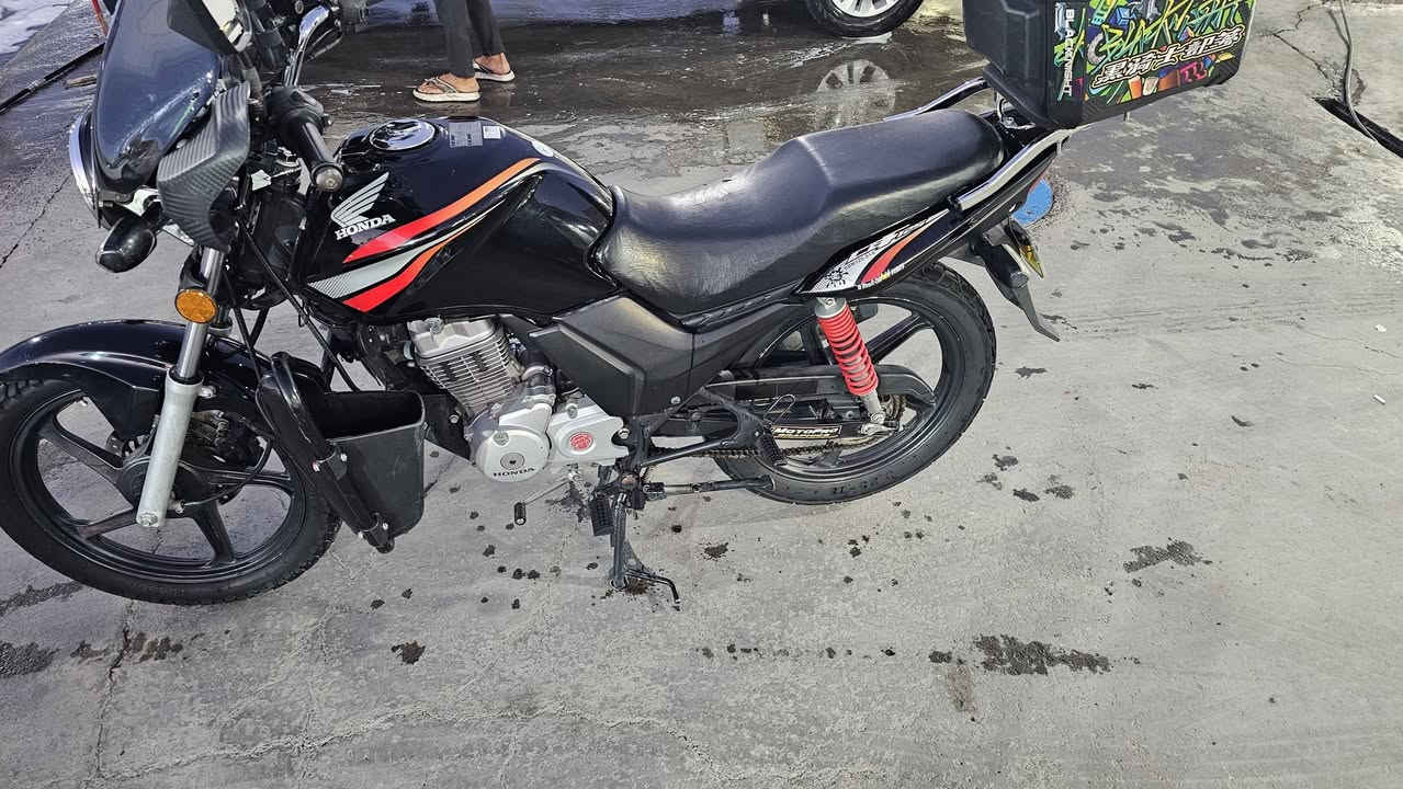 السلام عليكم هوندا سيبي اف 125 دراجة غنية عن التعريف ياباني اصل مال مزاد نازلة ب2025 شهر ال2 جانت مخزنة ماشية 6 الاف دراجتي الخاصة الياخذهة يترحملي انسى العطل واقتصادية بالبنزين بيهة تزويد بسيط والغراض البيهة كلهن مع الدراجة اوراق كاملة وبيهة وصل معرض مكاني بغداد الحسينية رقم *********** الشراي يتصل
