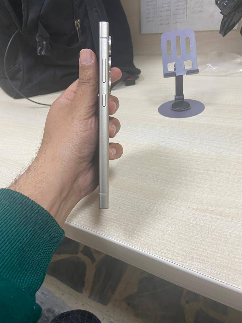 السلام عليكم ورحمة الله وبركاته
جهاز Samsung S24 ultra 
ذاكرة ٢٥٦ 
نظافة ١٠٠%
ملحقات [ كارتون  +كيبل الاصلي +شاحنة الأصلية + كفرات عدد ٤ اصليات] 
للبيع فقط بسعر ٩٠٠ الف وبيه مجال قليل 
العنوان بغداد 
***********
