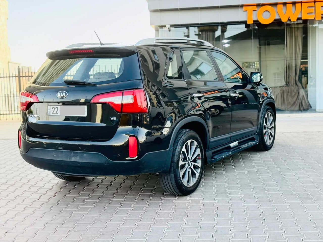 سلام عليكم 
kia sorinto V6 شكل جديد 
فول فول موصفات 
لون اسود 
رقم اربيل دولي 
محرك ٦ بشرط 
كير ٦ نمر 
بانوراما 
بصمة 
مرايا شفت
لايت زينون
٣ مقاعد 
تبريد مركزي
برده بيلادي
كشن (جلد ، كهربائي)
شكل جديد بكلايت شمعه 
تحكم ستيرن 
٥ ويل كروم 

تاخم صدر خلفي كله جديد 
سنوي رقم جديد شرط تحويل ثاني يوم 
گير محرك شرط لا صوت لا بخار 

بدون صبغ فقط مكانين تعديل بارد شبر 
مكان سيارة كركوك داخل مدينة 
سعر ١٤٢ بها مجال
*********** رقم موبايل كركوك, العراق
