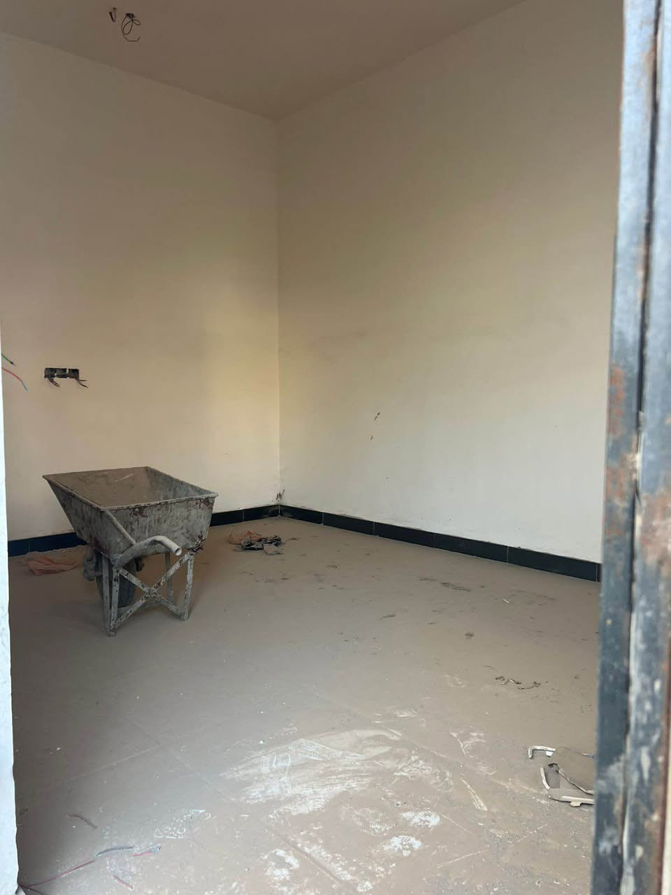 السلام عليكم ورحمة الله وبركاته 

بيت للبيع مساحه 150 م طابو زراعي عراقي
يحتوي البيت على غرف منام 2 وصاله ومطبخ وغرفه استقبال وكراج وصحيات   البيت  فارغ محد ساكن بي تكاتب تستلم المفتاح السعر 85 مليون  العنوان ابو الخصيب عويسيان للااستفسار *********** البصرة, العراق
