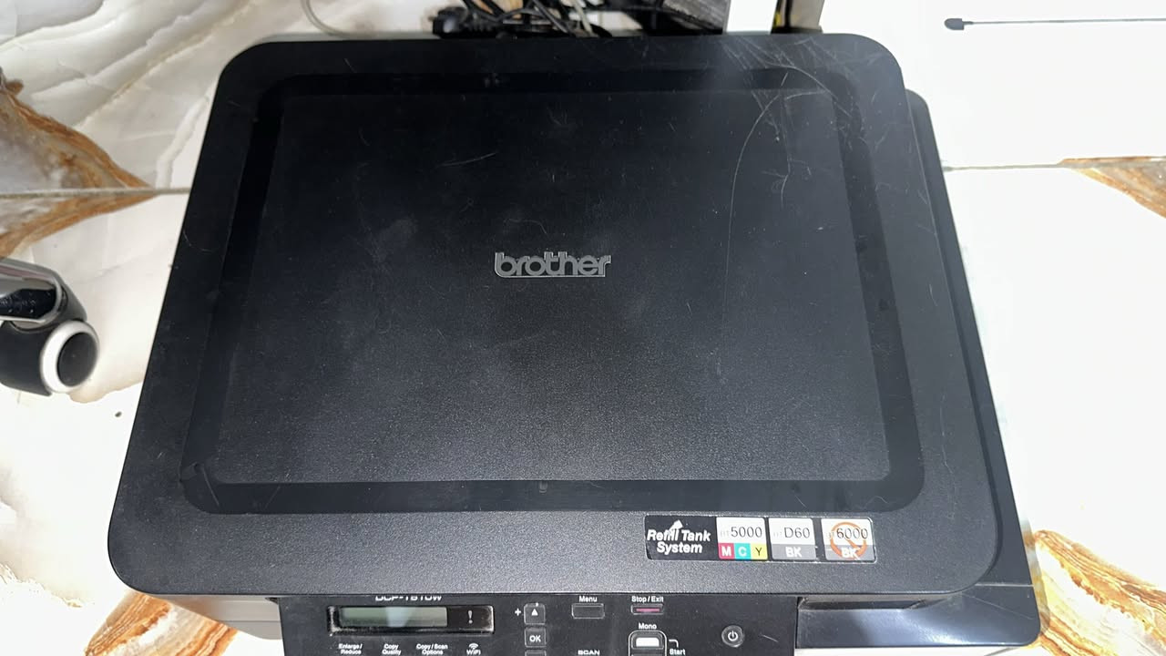 طابعة DCP-T510W
ملون وعادي 
تطبع USB و WIFI 
موجود قرص تثبيت البرنامج مالتها عالحاسبة 
متوفرة ادوات تنظيف بكرات الالتقاط ووياها حبر الوان 
مستخدم سنة وحدة فقط 
السعر 250 الف


**إذا كنت صاحب هذا الإعلان وتريد حذفه لأي سبب، رجاءا أرسل رسالة إلى الدعم الفني**