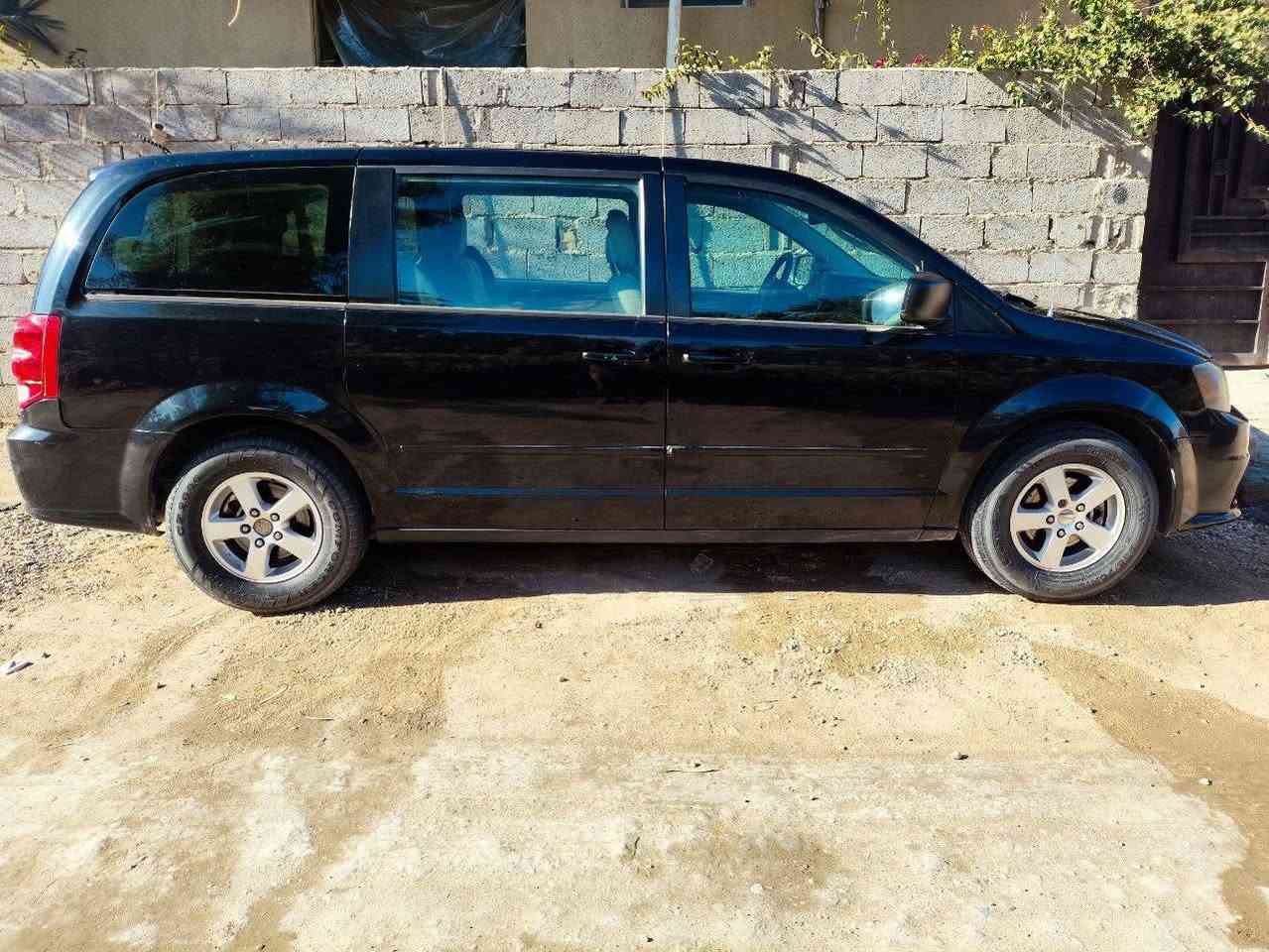 دوج كرفان2011 كير مكينه لاتنقيص ولاتبخير شرط الفحص 3قطع تبريد كشنات مخمل كشن السايق كهربائي  سياره مابيه اي نقص كله شغاله  رقم دولي ادهوك بسمي  الشواصي وللغود شرط الفحص سياره بدون حادث كلين  السونار موجد السعر 135وبيه مجال  مكان السياره كربلاء
***********
