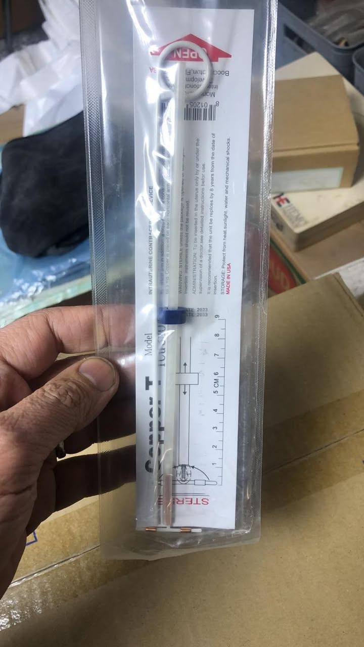 يلعن مكتب  سما الطب عن توفر لوالب النحاسية والهرمونية

لولب مارينا (Mirena):
هو لولب هرموني يُوضع داخل الرحم.
 • يحتوي على هرمون ليفونورجيستريل
 • فعّال لمدة تصل إلى 5 سنوات
 
لولب إمبلانون (Implanon NXT):
هو غرسة صغيرة تُوضع تحت الجلد في الذراع.
 • تحتوي على هرمون إيتونوجيستريل
 • فعّالة لمدة تصل إلى 3 سنوات
 • تُركّب بإجراء بسيط وسريع من قبل الطبيب

اللولب النحاسي هو جهاز صغير على شكل حرف “T” يُوضع داخل الرحم، مصنوع من البلاستيك والنحاس.

مميزاته:
 • خالي من الهرمونات: مناسب للنساء اللواتي يفضلن وسائل طبيعية
 • فعّال لمدة طويلة: يصل إلى 10 سنوات
 • يبدأ مفعوله فور التركيب

للطلب زورونا في (مكتب سما الطب)باب المعظم مقابل دائرة صحة الرصافة او الاتصال عبر الارقام 
***********/***********
