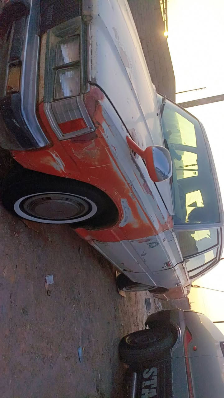 سوبر كراون موديل1981 مكينه وگير جدد راعيه موجود سعر 16,وبيه مجال رقم صاحب السيارة ***********
