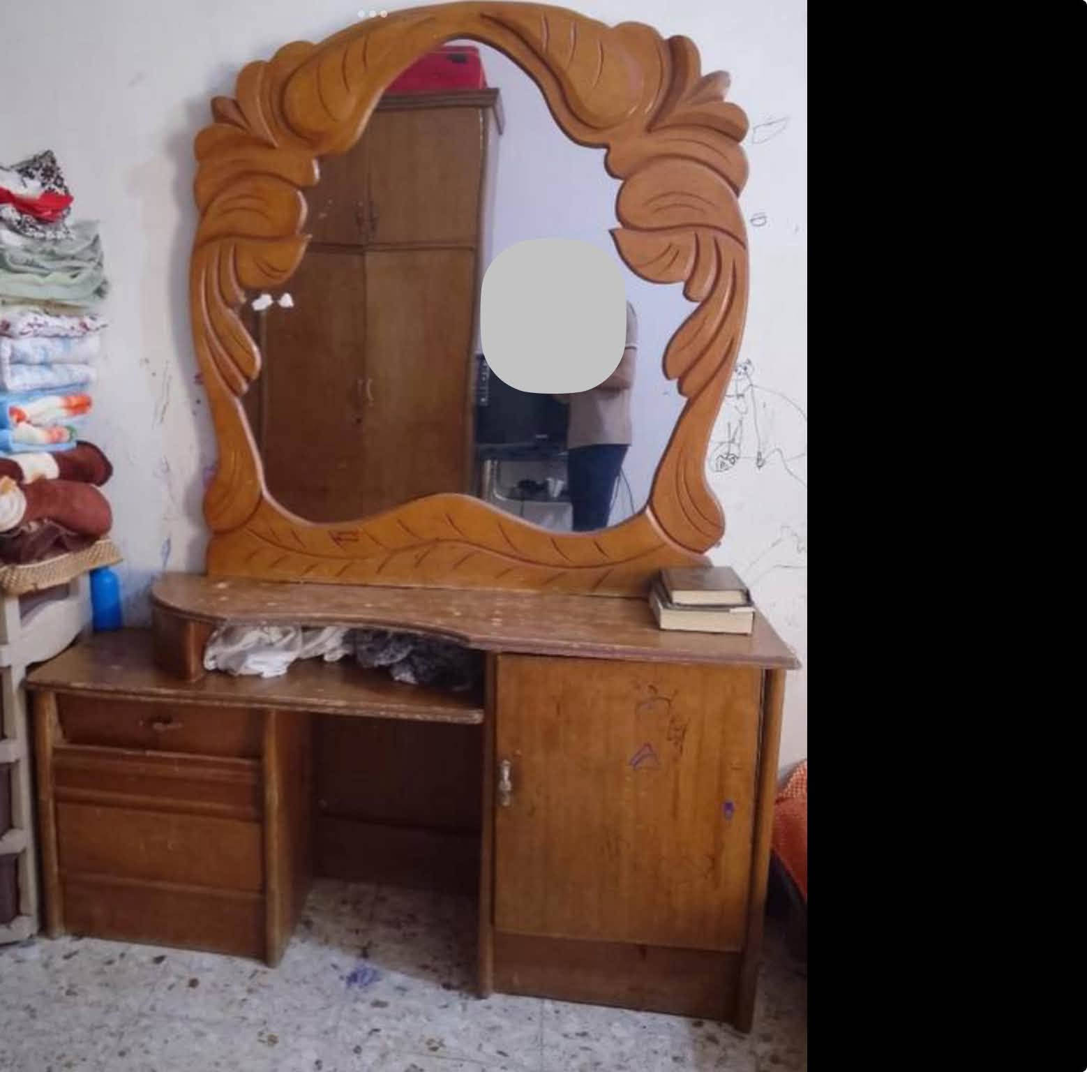 السلام عليكم عندي ٣ قطع اخشاب للبيع نص غرفه (زاويه ، سرير ، ميز تواليت ) بدون عيوب , وعندي قطعتين خشب (ميز تواليت ، وكنتور ) بيهن بعض العيوب مثل نقص يدات و كسر صغير ب مرايه الكنتور مكاني الشعب حي سومر شارع التربيه للاتصال ***********
