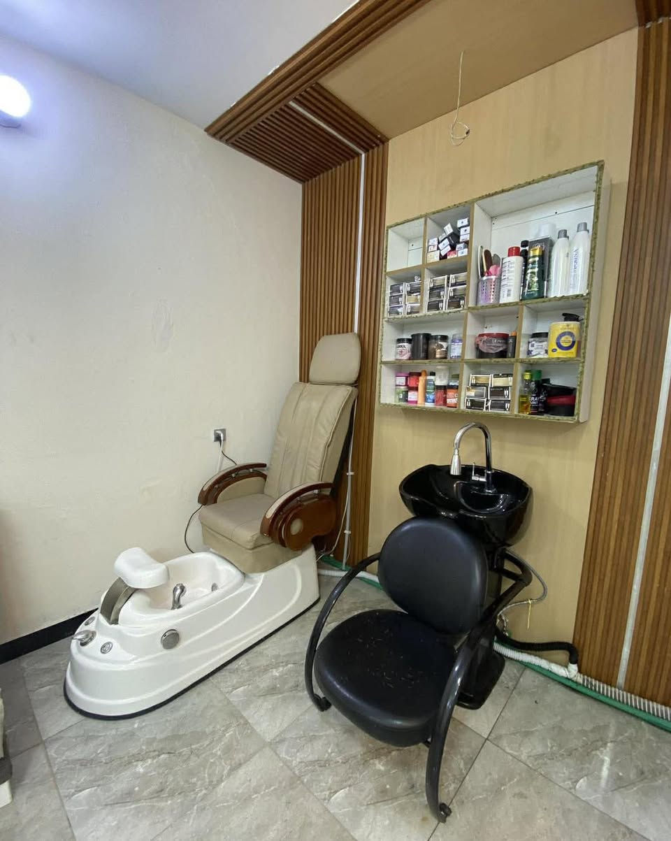 بمناسبة افتتاح صالون مون بيوتي 💖
وفرنا لكم عروض العيد المميزة 😍

1️⃣ صبغ شعر تبدأ الأسعار من 20 إلى 50 ألف 🥳
2️⃣ ميش شعر من 25 إلى 45 ألف ✨
3️⃣ جل اكستنشن 25 ألف – جلش 15 ألف 💅
4️⃣ تركيب رموش
• طرفية 15 ألف
• كاملة 20 ألف 🤩
5️⃣ أزالة شعر وجه كامل مع تنظيف بشرة عميق 15 ألف
تنظيف بشرة هايدروفشل 20 ألف 😘
6️⃣ مكياج بسيط 20 ألف 💄
7️⃣ سشوار مع ويفي 10 آلاف 💇‍♀️

📍 العنوان: العامرية – شارع نادي الخطوط، مجاور صيدلية أبو جمال
📞 للحجز: ***********

✨ أهلاً وسهلاً بكم في صالون مون بيوت
