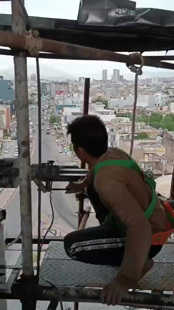 🔨 خدمات تثقيب السقوف والجدران 🔩
هل تحتاج إلى تثقيب سقف منزلك أو جداره؟ لا تقلق، لدينا كل ما تحتاجه لإنجاز المهمة بكفاءة ودقة عالية.
يتوفر لدينا كور بأحجام متنوعة تناسب احتياجاتك، بدءًا من 10 انج وصولاً إلى 20 ملم

تعتمد خدماتنا على فريق من الخبراء المهرة الذين يجيدون استخدام الأدوات والتقنيات المتقدمة. سنضمن لك عملية تثقيب سهلة وسريعة بدون إحداث أي ضرر للمنزل.
احصل على النتائج المذهلة التي ترغب فيها واستمتع بالمرونة والدقة التي توفرها خدماتنا. 

قطع سقوف وأرضيات وشوارع وجدران بأنواعها, فريق متخصص ومهني, جودة عالية وأسعار مناسبة

#مكتب_الأمل
‏‪0750 142 1176‬‏‬
‏‪***********

🛠️ 🏠 🛠️ 🏠 🛠️ 🏠 🛠️ 🏠 🛠️ 🏠 🛠️ 🏠
#مكتب_الأمل  #تقشيط_جدران  #تثقيب_سقوف_وجدران #هدم #قطع_سقوف_وجدران
