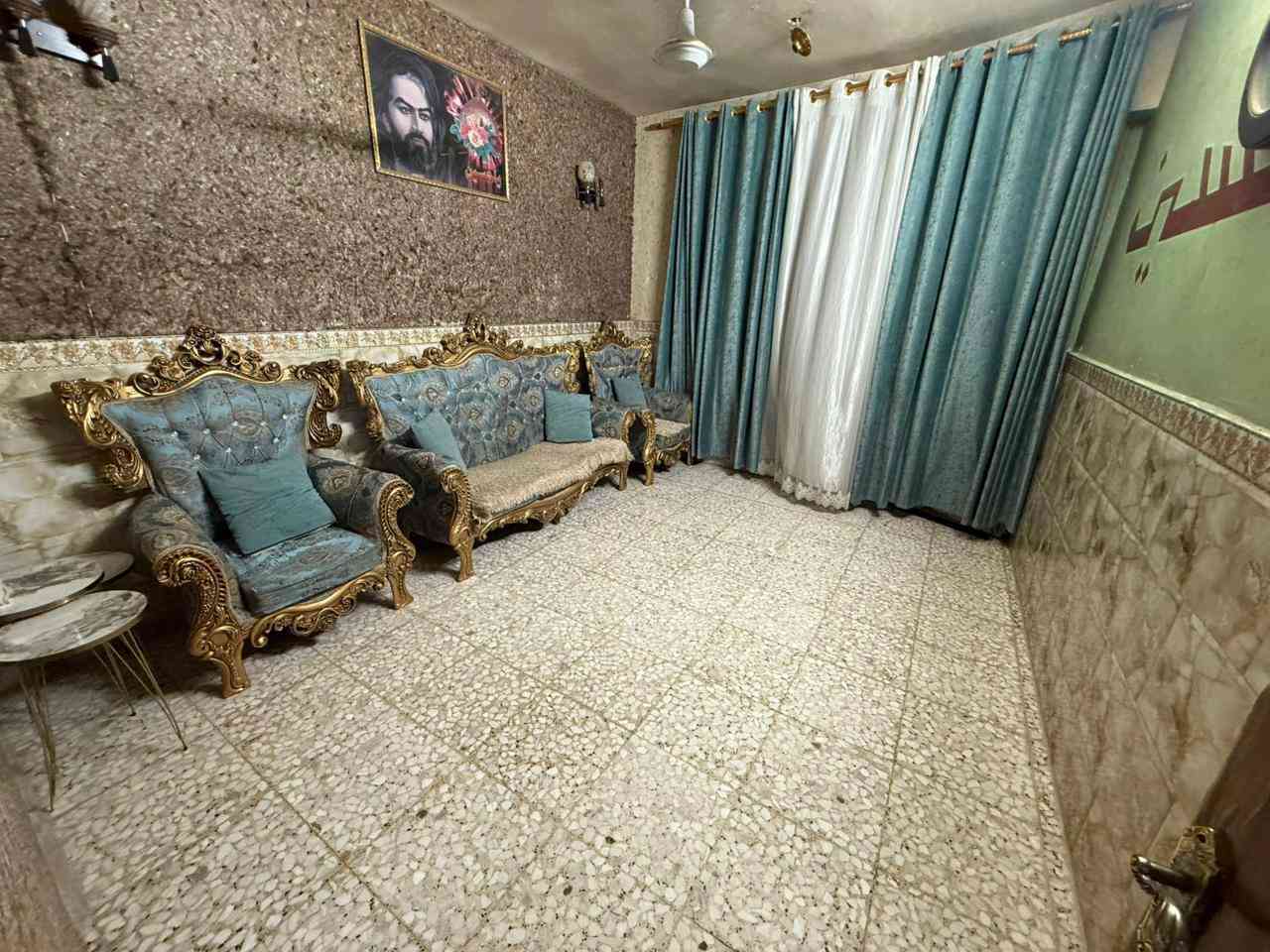 السلام عليكم بيت للبيع ..  100متر الشعله شارع ستين  مقابيل شارع ابو طياره .. الطابق الاول غرف نوم واستقبال وحولي جبير ومطبخ وحمام تواليت خارجي .. الطابق الثاني غرفه نوم وحولي وحمام وصطح مطبك كاشي بي مساحه غرفتين .. الطابق الثالث سيوت سندويج معه صطح وسقيفه البيت مناقصة اي شي فقط واجهية يحتاج لبخ .. ***********
