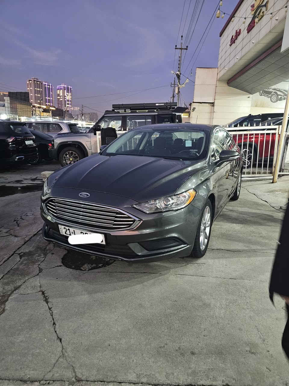 سلام عليكم
🔷️فورد فيوجن 2017
🔷️فئة se كأنما فول مواصفات عدا الفتحة
🔷️وارد كندي احسن وارد
🔷️ محرك المرغوب 4 سلندر 2500 تنفس طبيعي 
🔷️ بجم كبس يعني على وضع الشركة ما مفتوح
🔷️لون حلو المرغوب رصاصي نفطي ميتاليك بيه لمعان كلش حلو
🔷️ كاميرا خلفية مع الحساسات
🔷️ 4 جامات اوتو
🔷️مرآة خلفية بيها العادية و بيها تعتيم
🔷️كشنات امامية تدفئة تبريد
🔷️تبريد قطعتين
🔷️تحكمات سترين
🔷️ الگير ماوس المرغوب
🔷️ هاند بريك اوتو
🔷️ 3 شاشات الشاشة الوسطية و شاشات الكيج
🔷️ ماشية 99 الف
🔷️ تحكم بالمقاعد كهربائي
🔷️لايتات زينون
🔷️6 سماعات للصوت 
🔷️اعلى مواصفات بل se شاشة جبيرة معروفة بعد 
🔷️ رقمها مميز وسليمانية 
🔷️سنوية لل 2030 هزة و براد سويناها 2026
الضرر 🔴 :
تعتبر كلين لان ضررها قطعة واحدة فقط جاملغ خلفي فقط مرجع و جدا جدا بسيطة الدعمة ضررها موجود بالصور و عليها شوية ملاحضات ب مكان الحادث و بل باب
ايرباگ واحد طاك مال پردة
السيارة كانت مال دكتور جامعي اخذناها منه قبل اسبوعين
جدا نضيفة ومحركها نضيف و گيرها نضيف
السعر : (135ورقة $)
مكانها : بغداد اليرموك
رقم للتاوصل *********** بي واتساب
